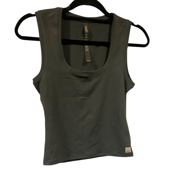 Vuori Tops - NWT Vuori halo essential scoop tank AGATE GREEN Size XS